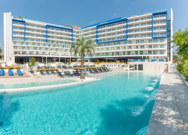 L'Azure Hotel