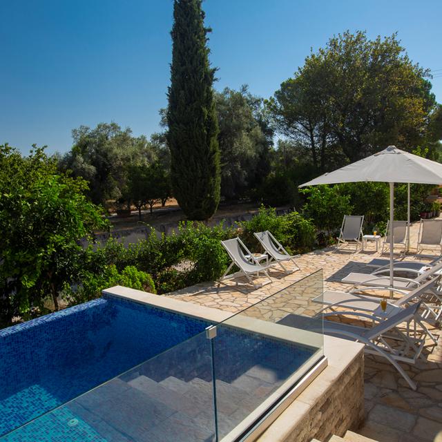 Zisis Suites